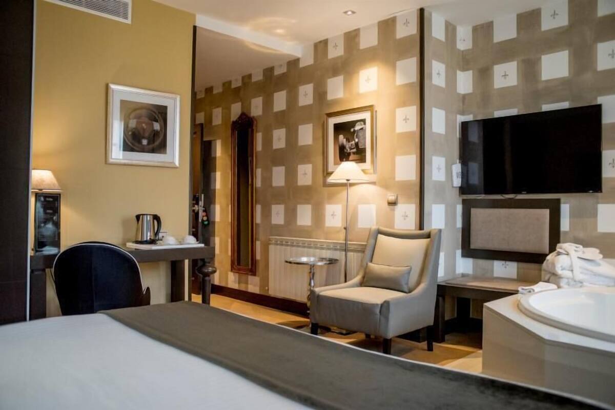 Minibar, in-room safe, desk, soundproofing