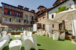 Outdoor pool, pool umbrellas, sun loungers