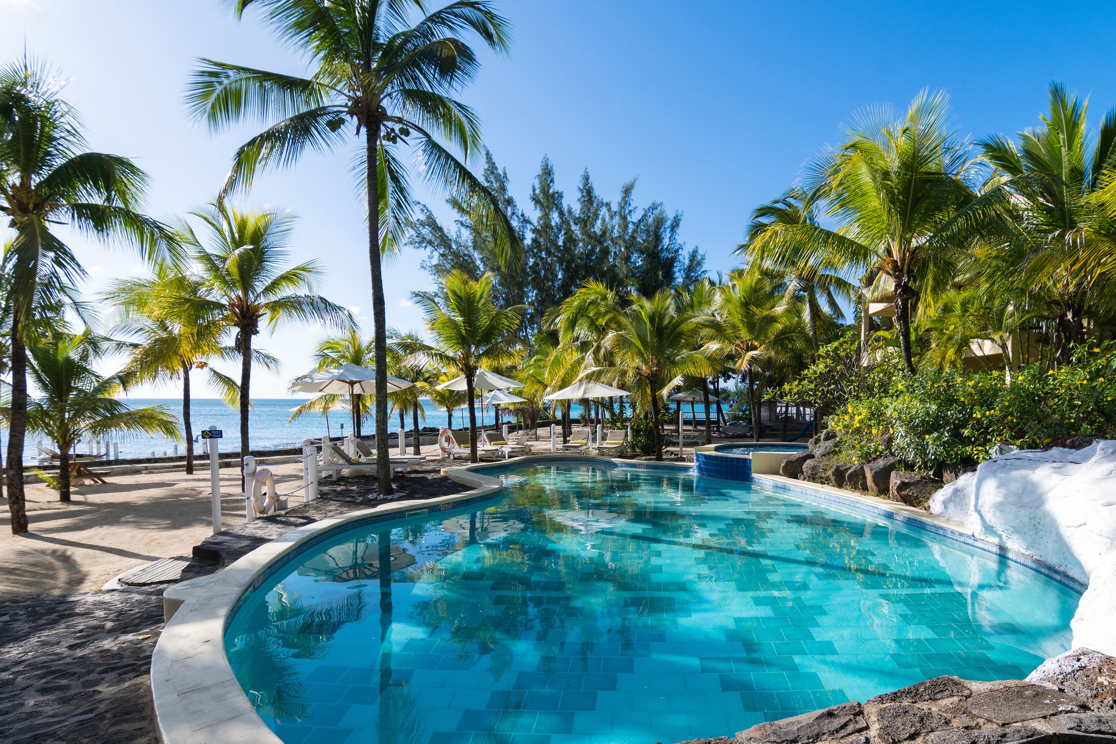 Piscine extérieure, cabanons gratuits, parasols de plage