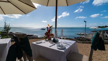 Breakfast, lunch, dinner served; beach views 