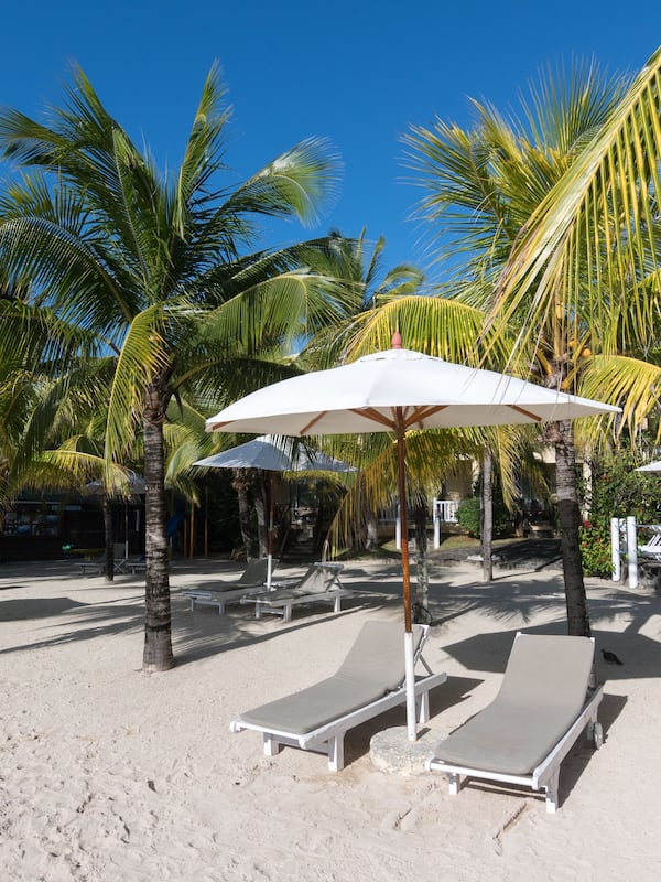 Plage privée, chaises longues, parasols, serviettes de plage