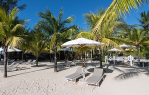 Private beach, sun-loungers, beach umbrellas, beach towels - Hibiscus Boutique Hotel (Grand-Baie)