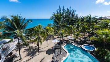 Piscine extérieure, cabanons gratuits, parasols de plage