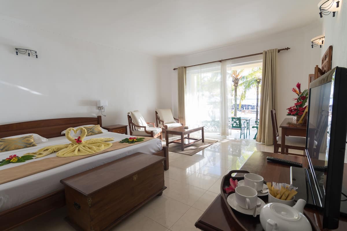 Deluxe Room, Sea View | Minibar, in-room safe, desk, blackout curtains