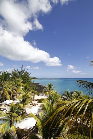 Aan een privéstrand, ligstoelen, parasols, strandlakens