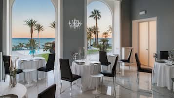 Se sirven comidas, cenas y cocina italiana con vista a la alberca