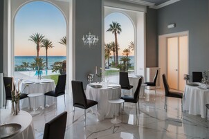 Se sirven almuerzos, cenas y cocina italiana (con vistas a la piscina) 