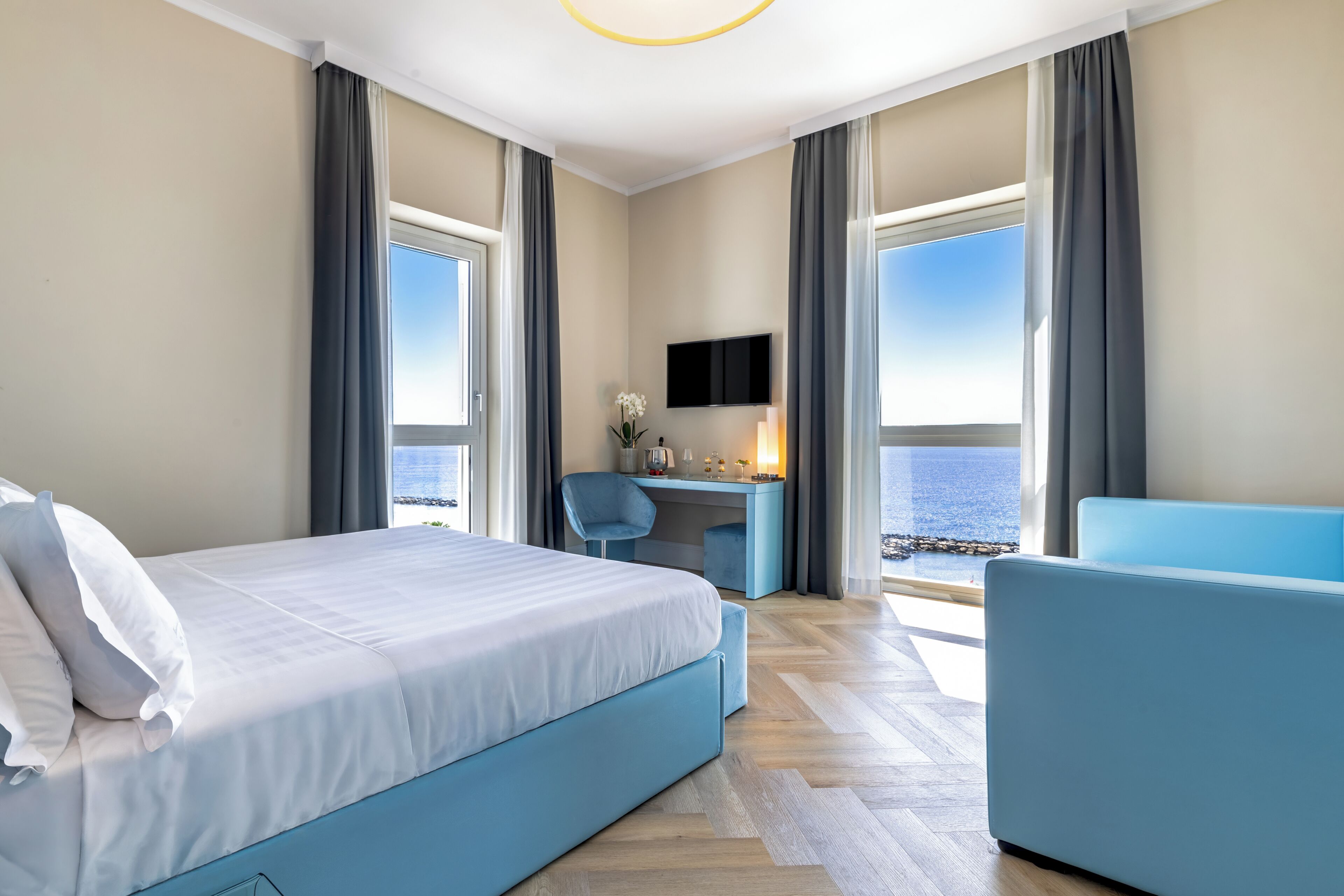 Ropa de cama de alta calidad, colchones con pillow-top y minibar 