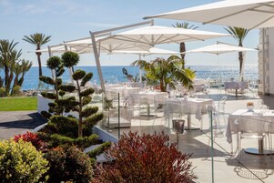 供应午餐和晚餐，意大利菜，泳池景观