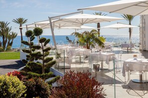 Se sirven comidas, cenas y cocina italiana con vista a la alberca