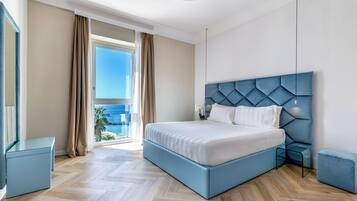 Une chambre moderne avec un grand lit, une vue sur l’extérieur et un balcon.
