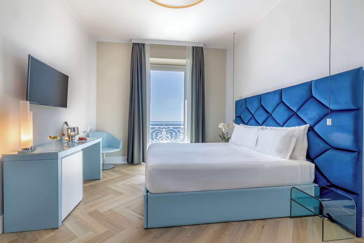 Suite junior, balcón, vistas al mar | Ropa de cama de alta calidad, colchones con acolchado adicional, minibar