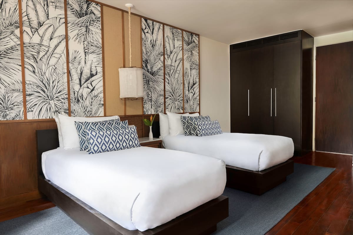 Junior suite, 2 eenpersoonsbedden, uitzicht op baai | 2 slaapkamers, luxe beddengoed, donzen dekbedden, een minibar