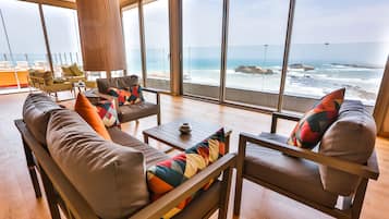 Breakfast, lunch, dinner served; international cuisine