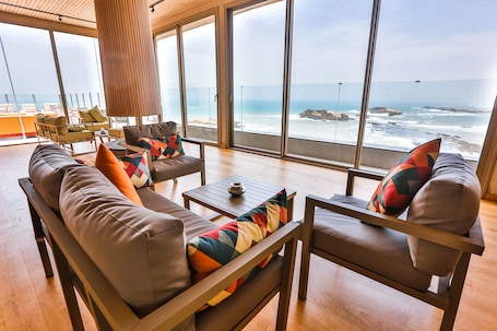 Breakfast, lunch, dinner served; international cuisine