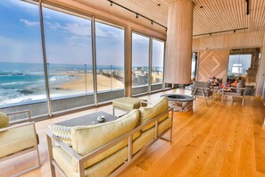 供应早餐、午餐和晚餐,国际美食