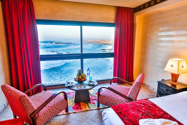 Suite, vista al mar | Caja de seguridad en la habitación, cunas gratuitas y wifi gratis