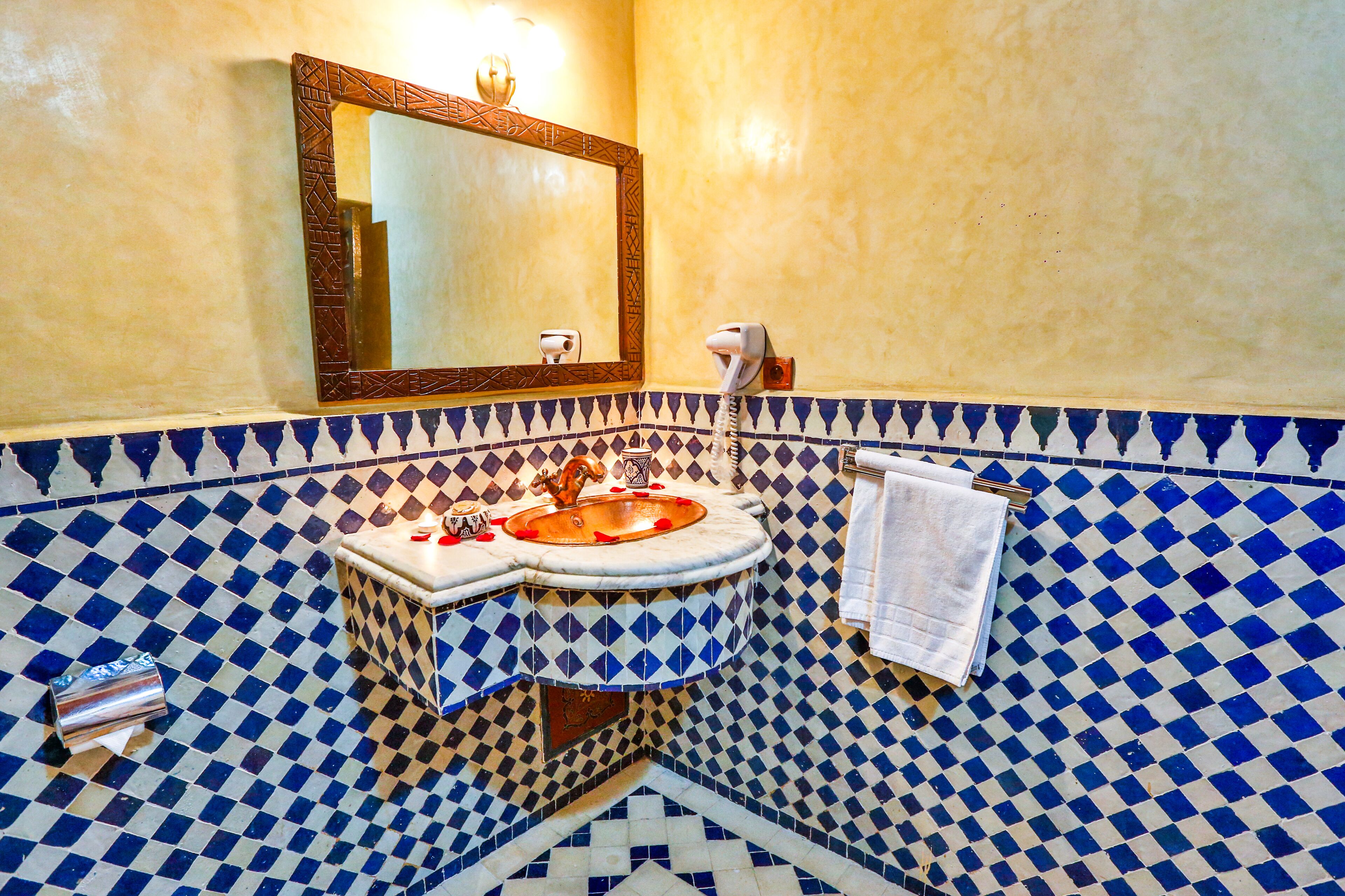 double room, sea view | bathroom | combined shower/bathtub, hair dryer, towels