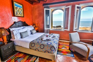 Suite, sjøutsikt (Mini) | Safe på rommet, barnesenger (inkludert), wi-fi (inkludert) og sengetøy