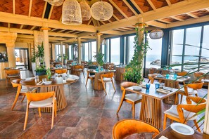 供应早餐、午餐和晚餐,国际美食