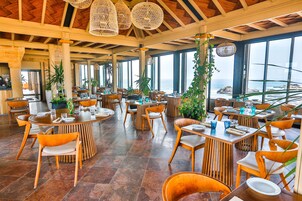 Café da manhã, almoço e jantar; culinária internacional 