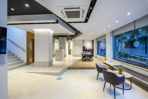 Coin salon dans le hall