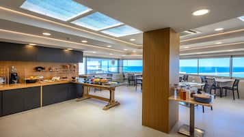 Tägliches Frühstücksbuffet (8 EUR pro Person)