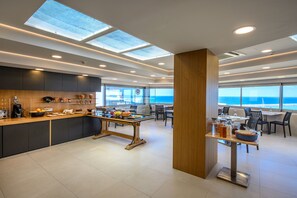 Dagelijks ontbijtbuffet (EUR 8 per persoon)