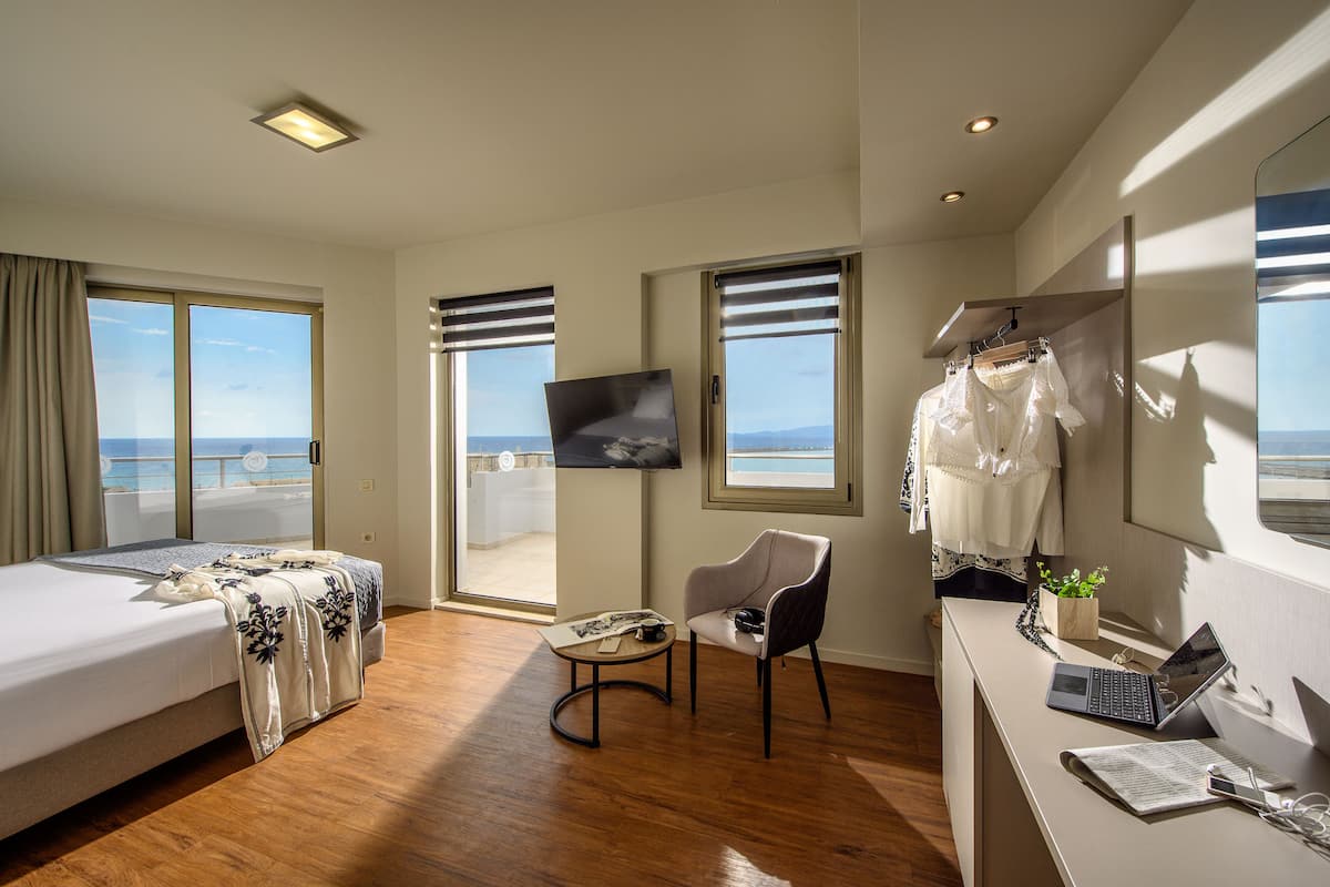 Executive Double Room Sea View Room | Wohnbereich | Fernseher