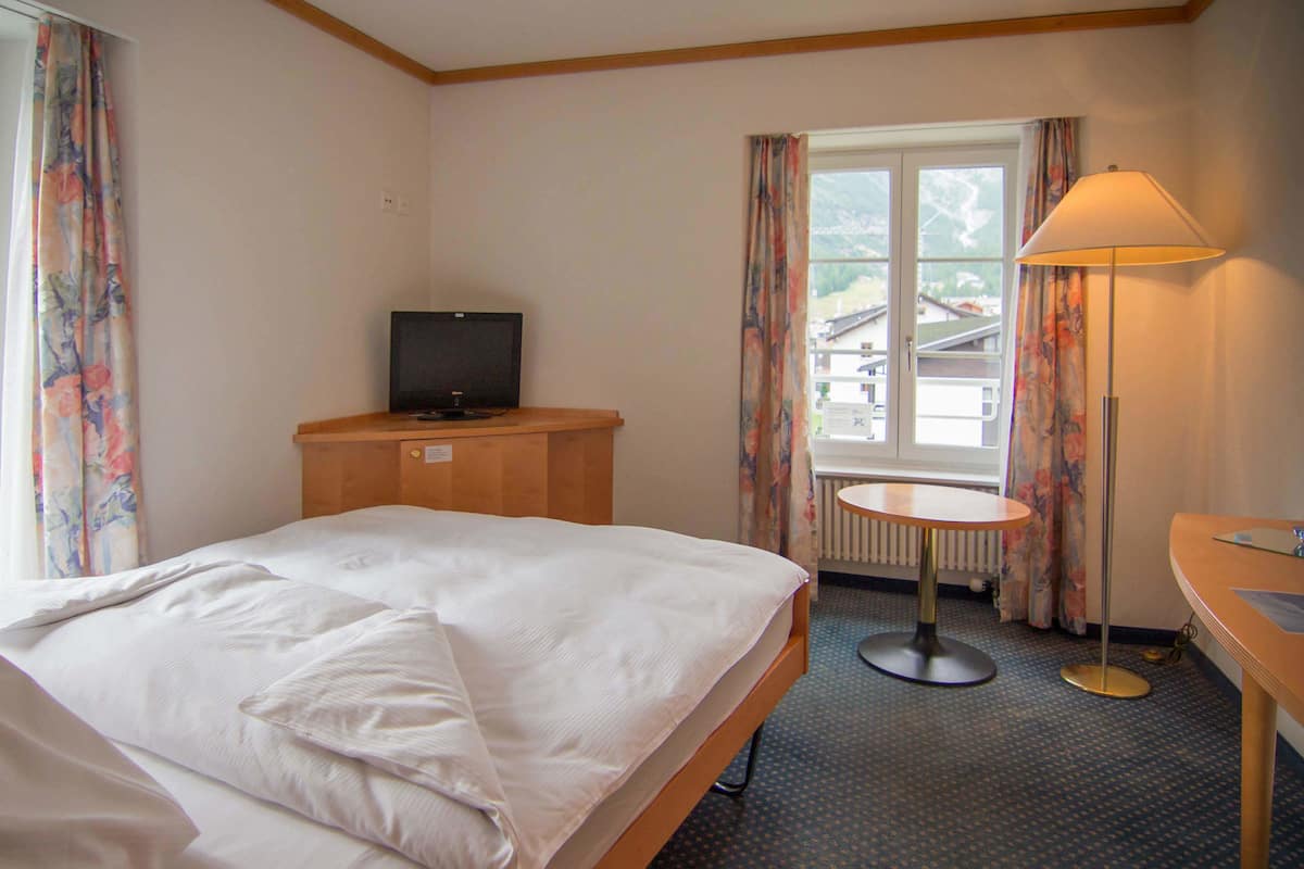 Chambre simple supĂ©rieure | Coffre-fort, bureau, systĂšme dâinsonorisation, lit de bĂ©bĂ© (gratuit)