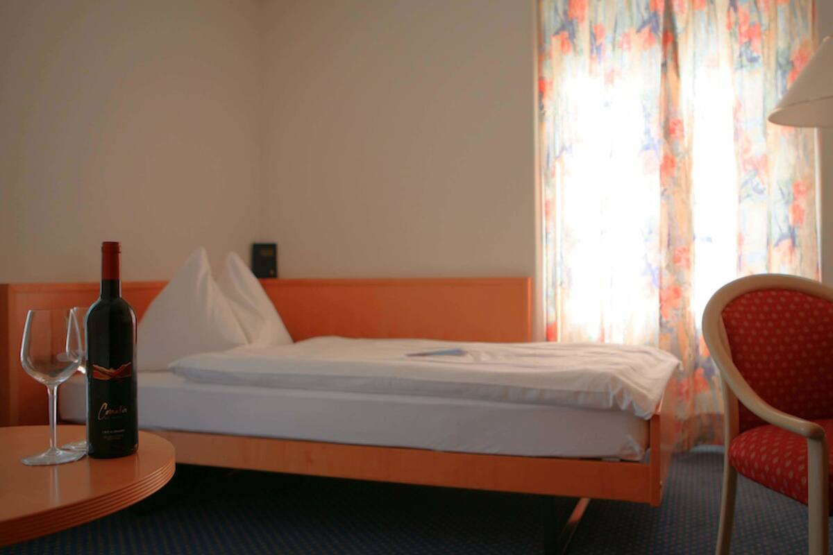 Classic Single Room | In-room safe, desk, soundproofing, cribs (free)