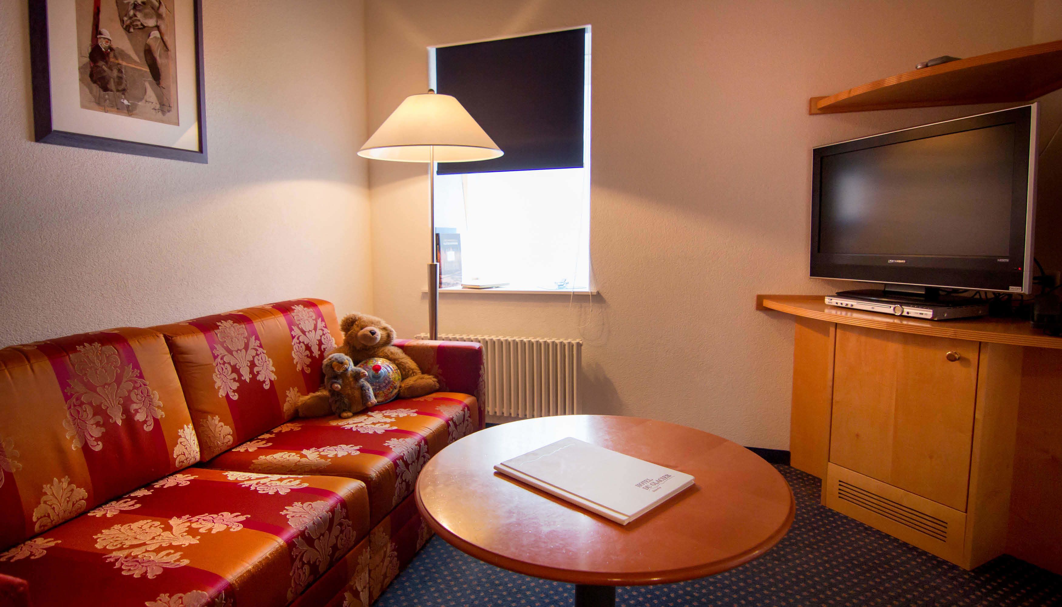 suite | living room | flat-screen tv