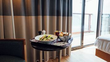 Superior Cozy with Balcony | Literie hypoallergénique, matelas Select Comfort, minibar