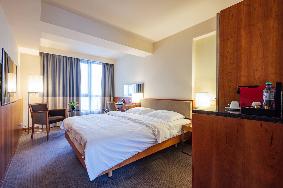 Cozy city view | 防敏寢具、Select Comfort 床墊、迷你吧、房內夾萬
