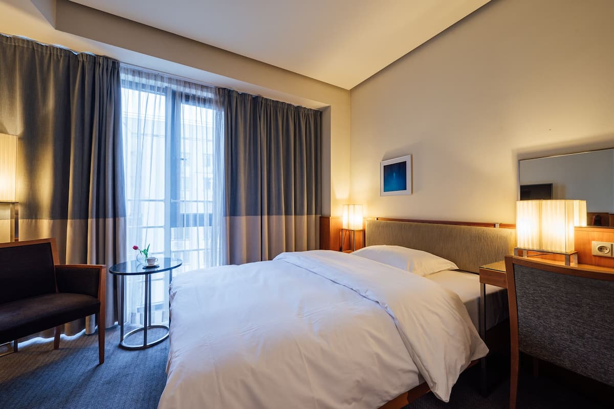 solo urban | hypo-allergenic bedding, select comfort beds, minibar, in-room safe