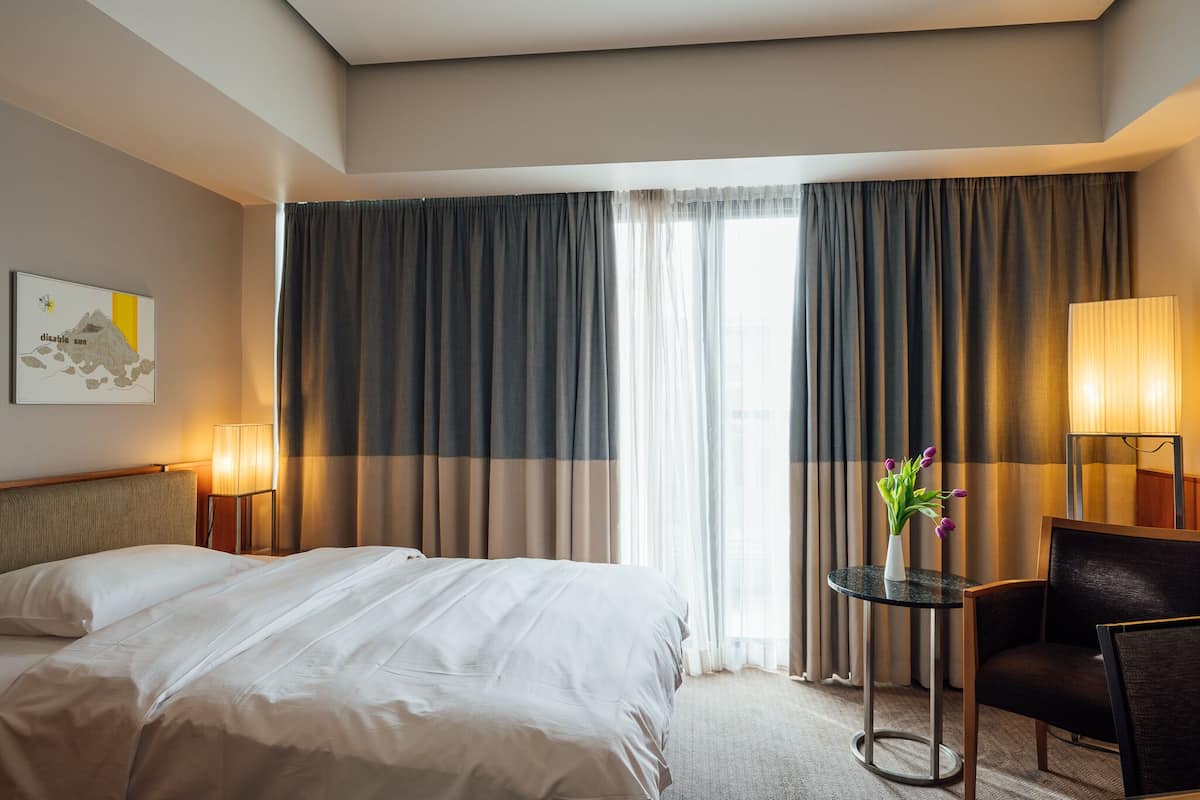 cozy with balcony | hypo-allergenic bedding, select comfort beds, minibar, in-room safe