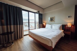 Cozy with Balcony | 저자극성 침구, 셀렉트 컴포트 침대, 미니바, 객실 내 금고