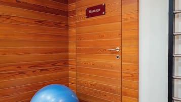 Ein Behandlungsraum mit Holzvertäfelung und einem blauen Gymnastikball.