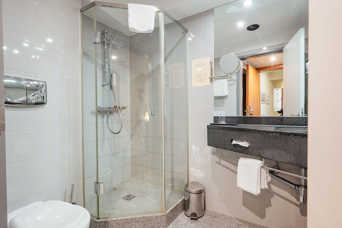 solo urban | bathroom | shower, rainfall showerhead, free toiletries, hair dryer