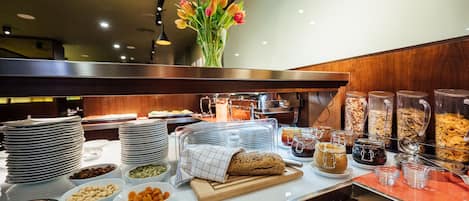 Daily buffet breakfast (RON 95 per person)
