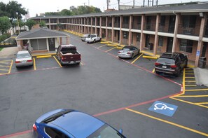 Free self parking - Downtown Suites Dallas (Dallas)
