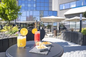 Poolside bar - Novotel Poitiers Site du Futuroscope (Chasseneuil-du-Poitou)