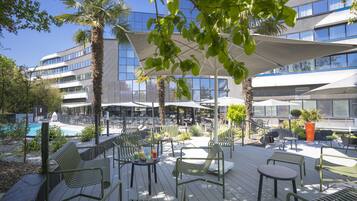 Bar en bord de piscine