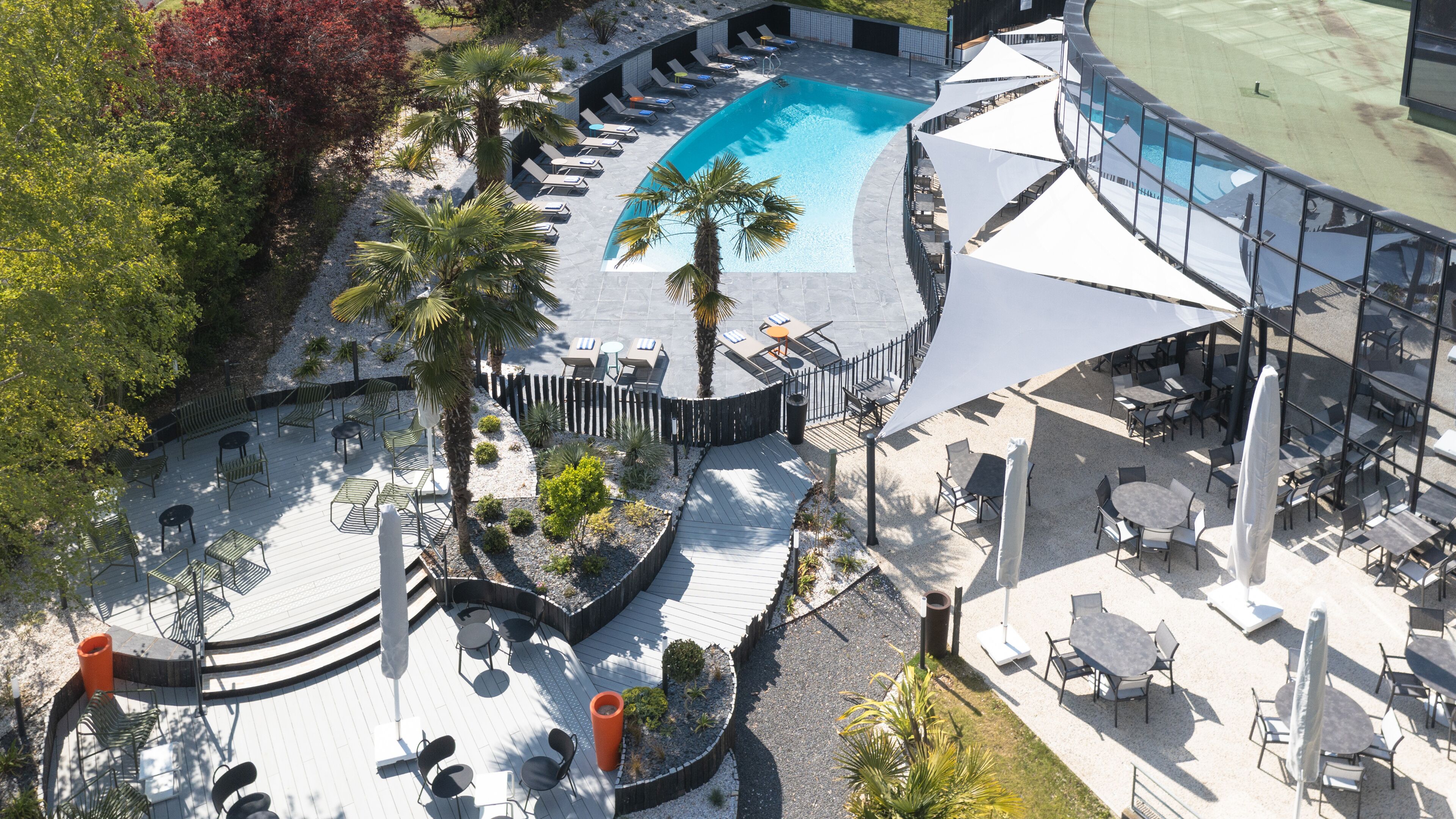 Piscine extérieure, parasols de plage, chaises longues