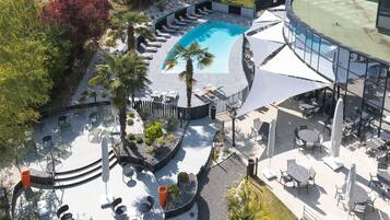 Piscine extérieure, parasols de plage, chaises longues