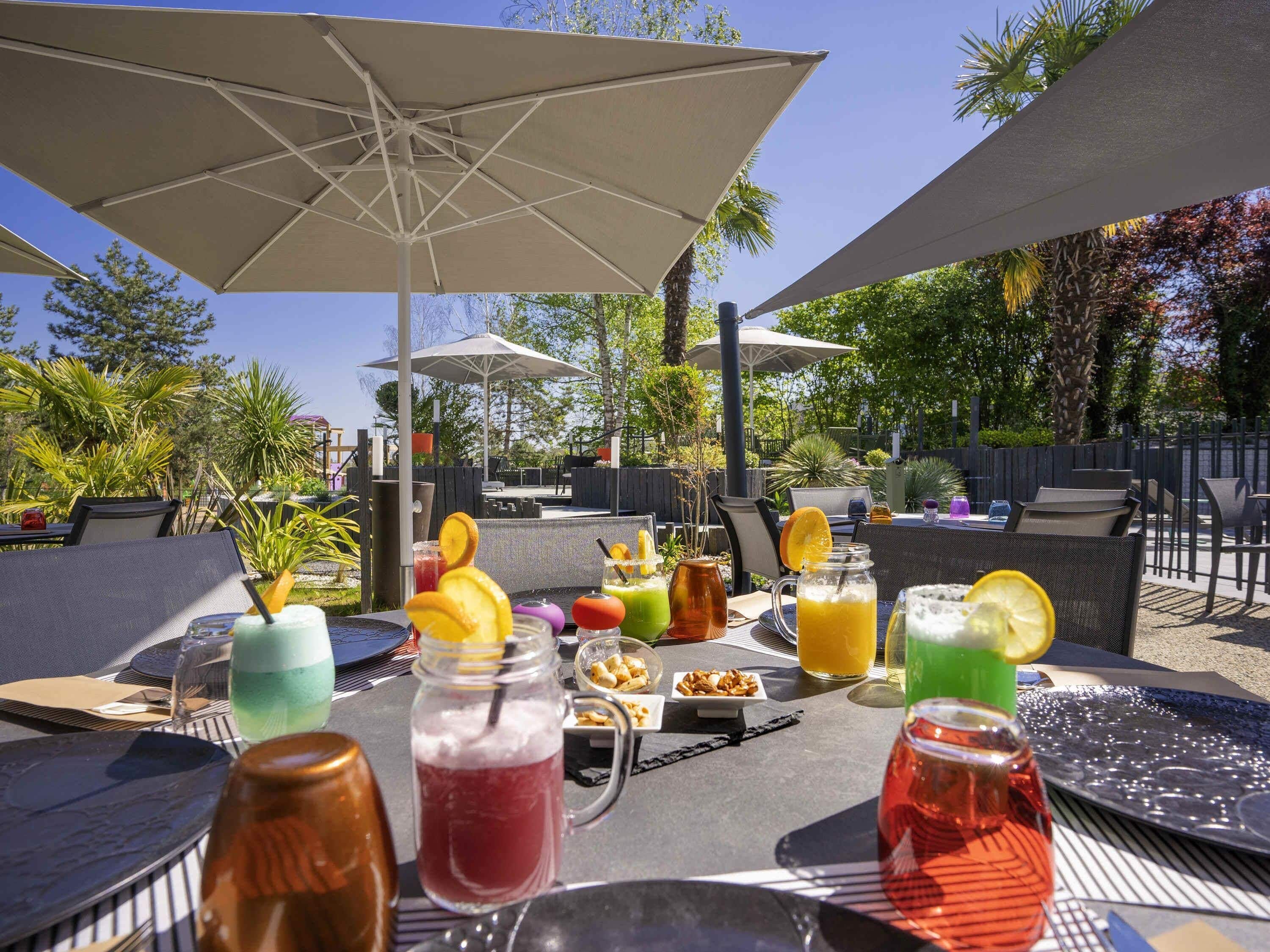 Outdoor pool, pool umbrellas, sun loungers