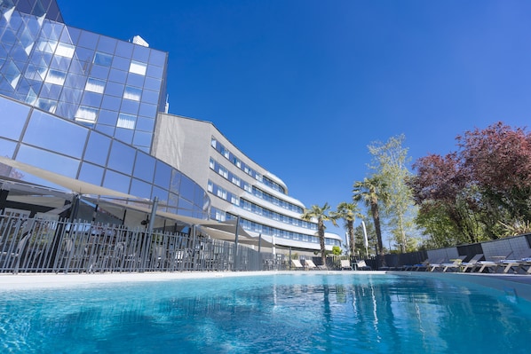 Outdoor pool, pool umbrellas, sun loungers