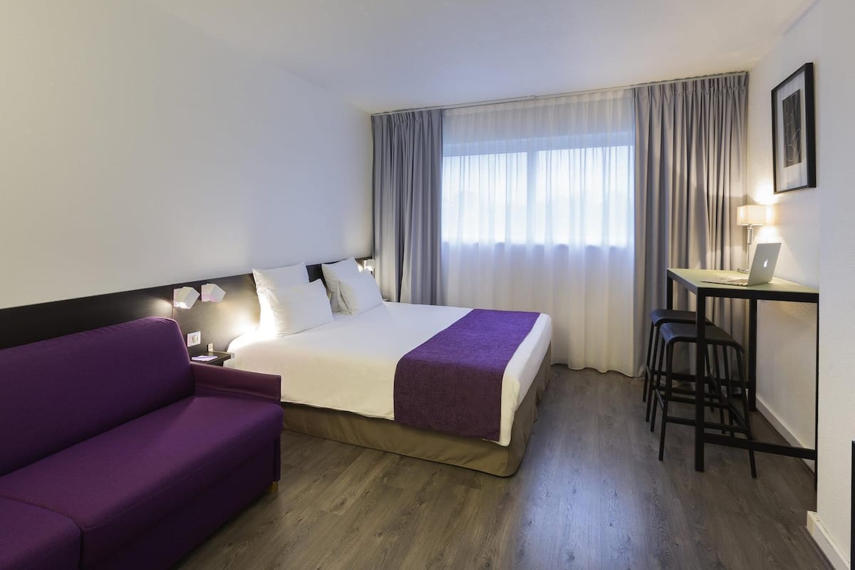 Chambre Classique, plusieurs lits | Literie de qualité supérieure, minibar, coffres-forts dans les chambres