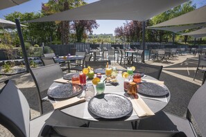 Aamiainen ja lounas; ranskalainen keittiö, näkymät uima-altaalle 