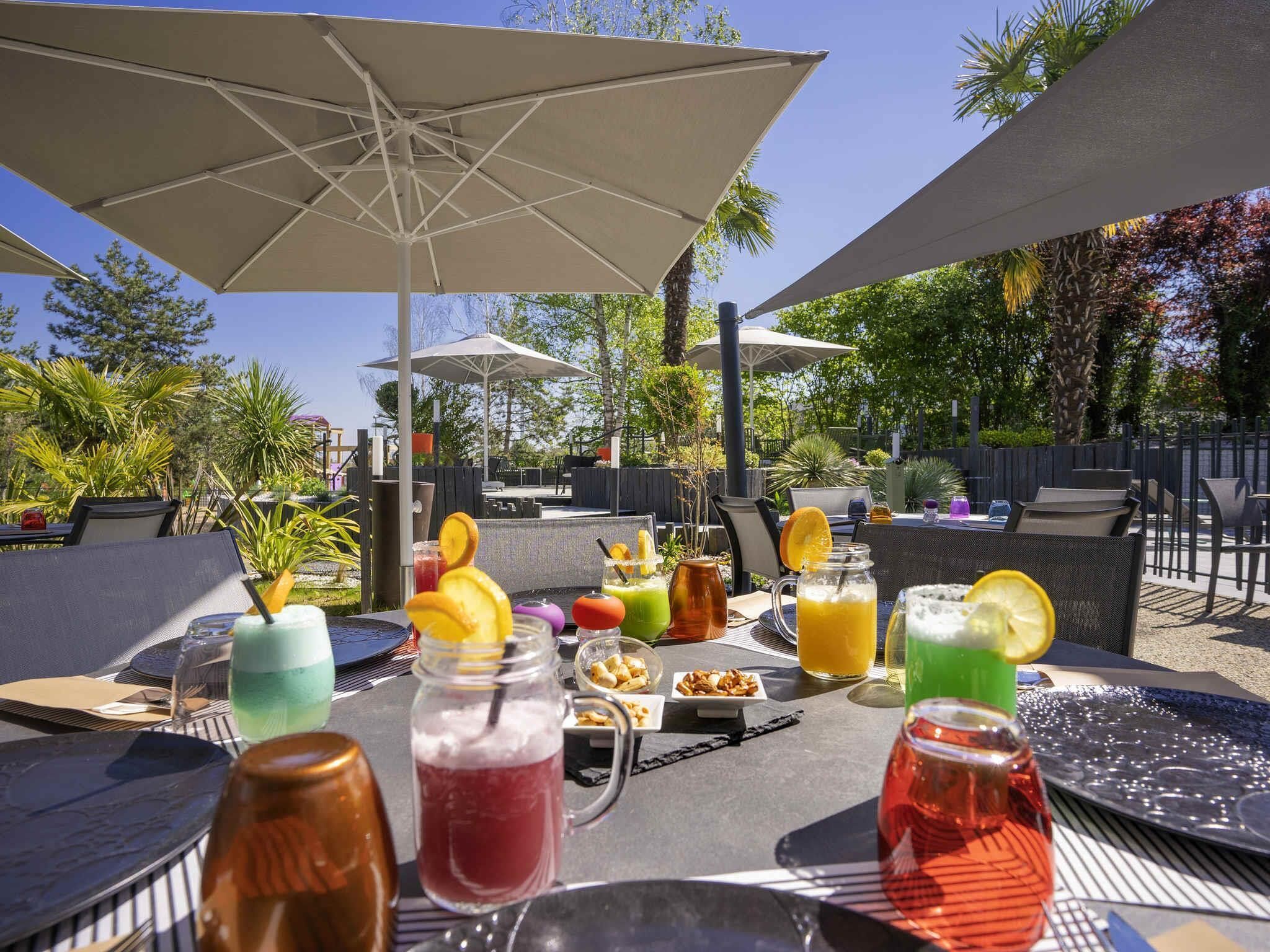 Outdoor pool, pool umbrellas, sun loungers